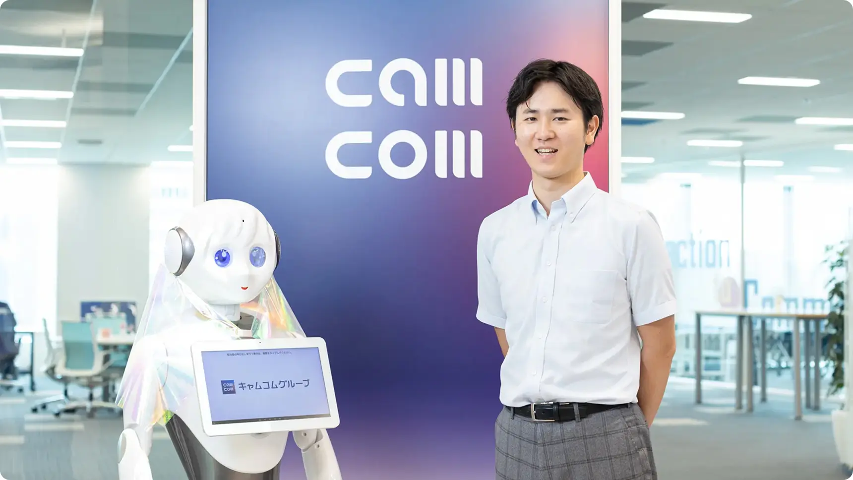 左は受付ロボット「アリス」
