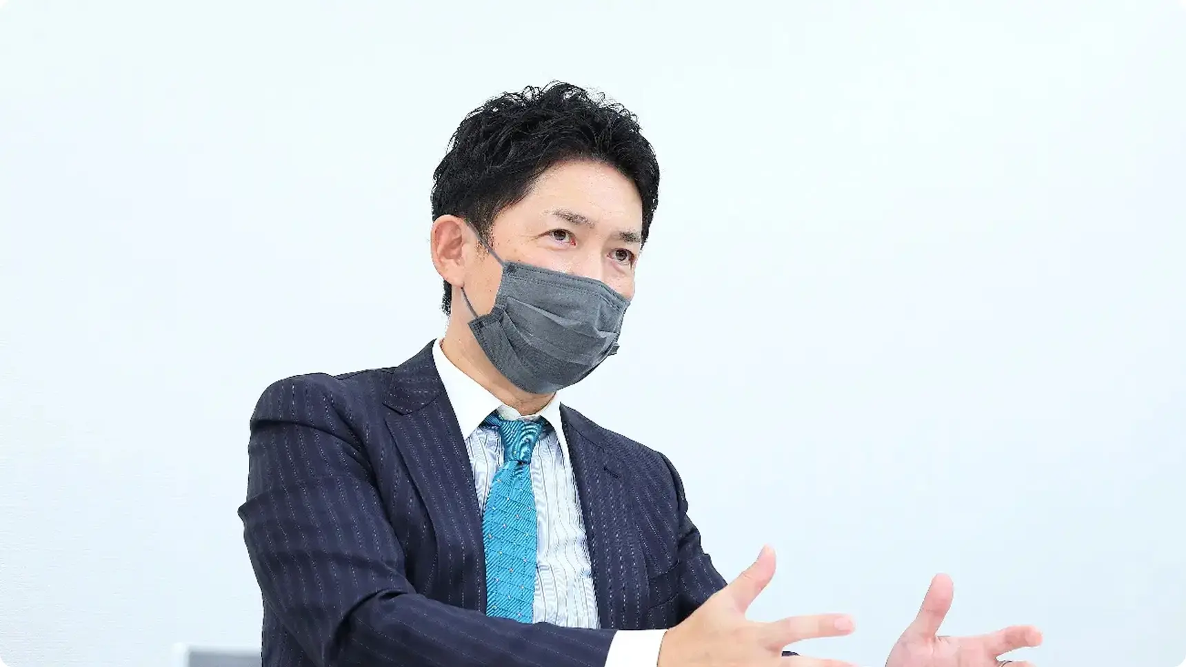 社会人として求められるコミュニケーション能力や前向きな発言はできるのかといった点を重視して採用をしています。