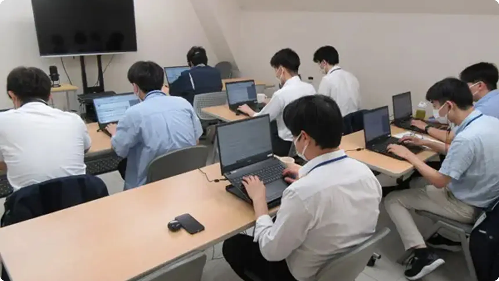 基本的には全員出社してもらい、社内でオンラインの研修を受講するスタイルにしました。