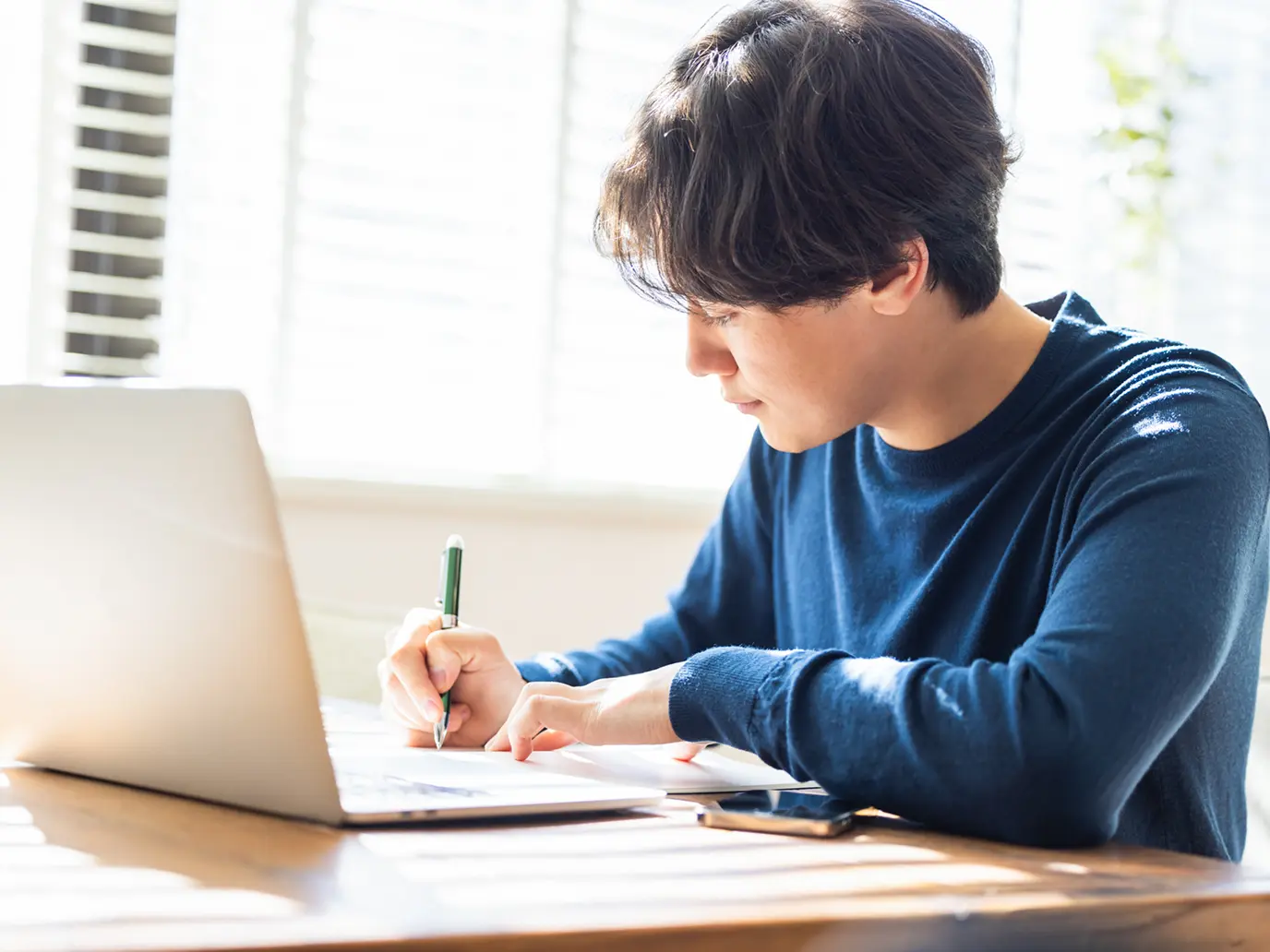 東京ITスクールなら実務直結のAIコーディングスキルを体系的に習得できます