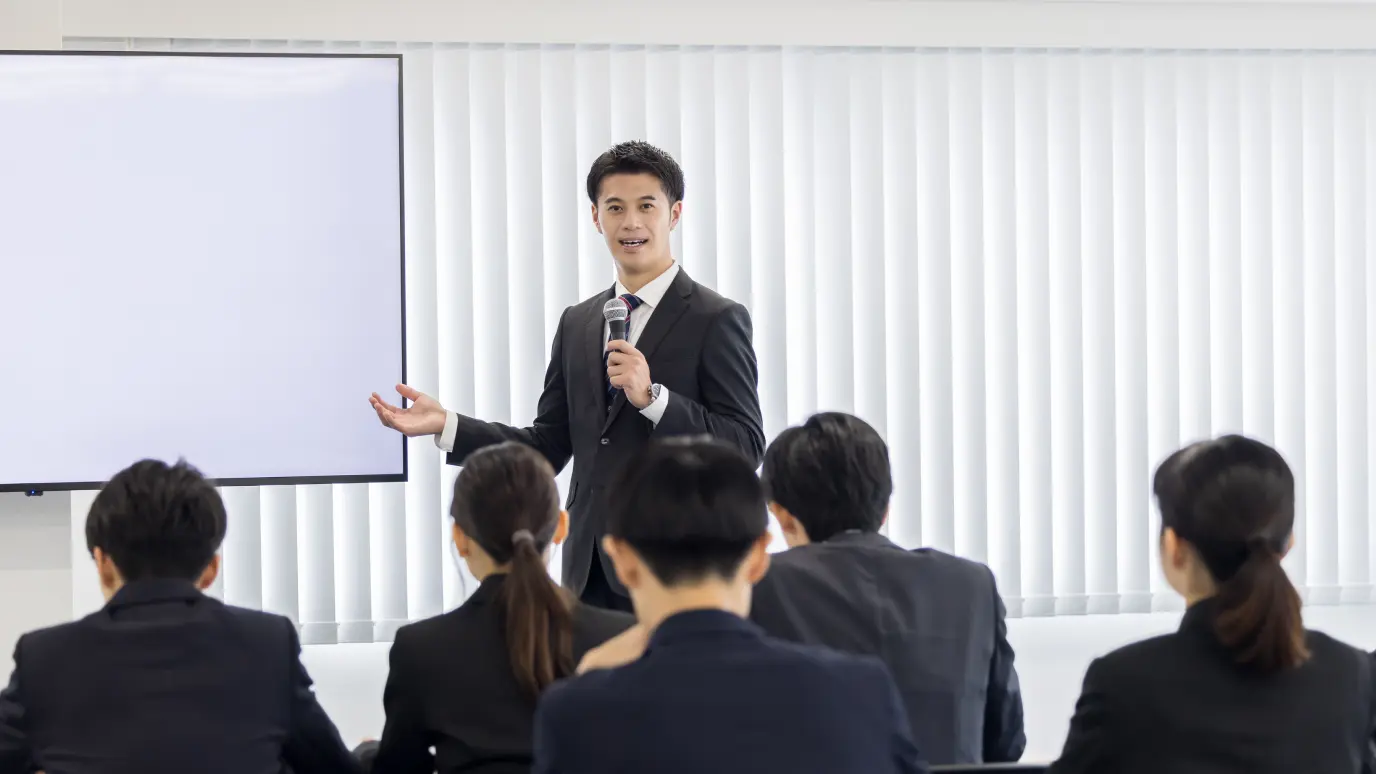 東京ITスクールの新人IT研修講師で安定した収益とやりがいを